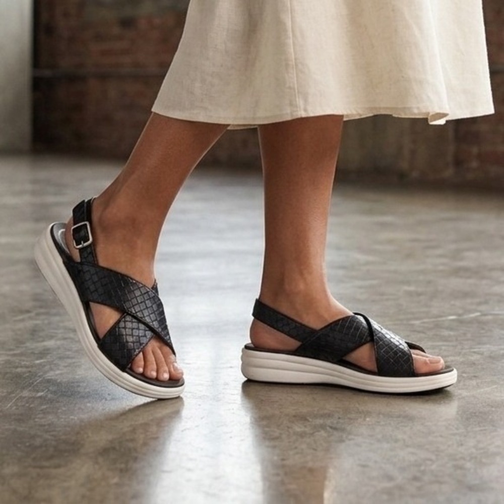 Clarks Womens Size 10 Cloudsteppers Drift Sun Sandals Black Woven Strappy Buckle
